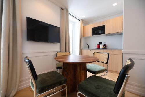 une petite chambre avec une table et des chaises ainsi qu'une cuisine dans l'établissement Cute one bedroom Flat near Bastille, à Paris