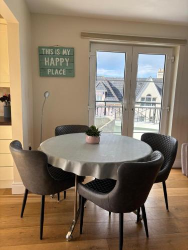 une salle à manger avec une table et des chaises dans l'établissement Portrush West Strand, Seaviews, 2 balconies sleeps 6, à Portrush