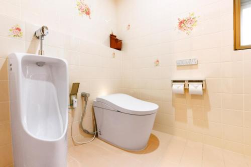 La salle de bains est pourvue d'un urinoir et de toilettes. dans l'établissement Walking distance to the beach & full of gourmet spots! Up to 8 people, free parking for 2 cars コーディアルステイA2, à Onna