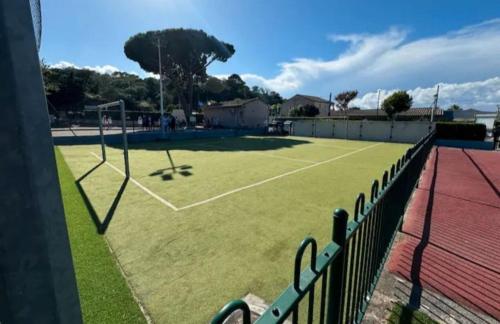 un court de tennis avec un filet sur un champ dans l'établissement Europcamping, à Fréjus