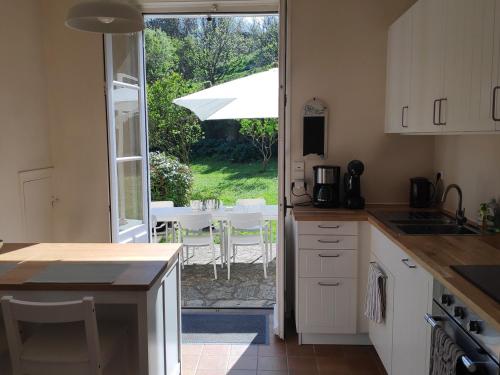 une cuisine avec une porte ouverte sur un patio dans l'établissement Maison indépendante avec jardin et accès direct à la plage - FR-1-418-20, au Palais