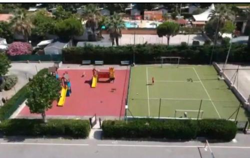 - une vue aérienne sur un court de tennis avec 2 courts dans l'établissement Europcamping, à Fréjus
