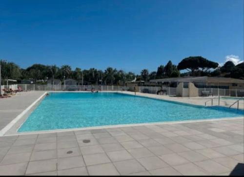 une grande piscine avec de l'eau bleue dans l'établissement Europcamping, à Fréjus