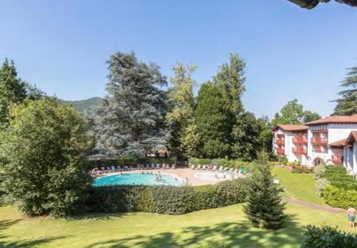 une image d'une piscine dans un jardin dans l'établissement Appartement de vacance, à Uhart-Cize