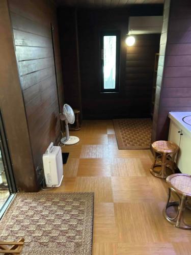 a room with a hallway with a table and chairs at Kozuka Hisanoha in Hakone