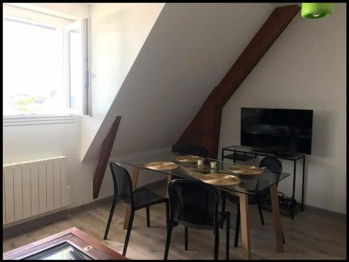 Una televisión o centro de entretenimiento en Très bel appartement vues mer
