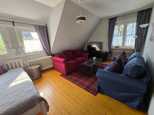 a living room with two chairs and a couch at HR Townhouse Honigbach in Coesfeld