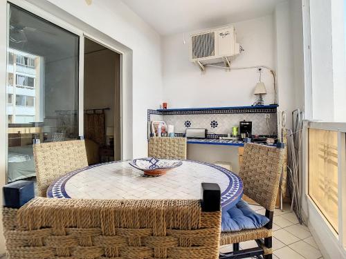 Η κουζίνα ή μικρή κουζίνα στο Quiet, central apartment with loggie