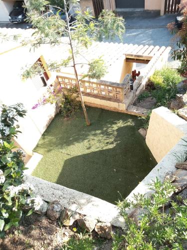 une cour avec un chien assis sur un banc dans l'établissement Studio Valcros, La Londe, à La Londe-les-Maures