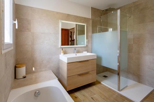 une salle de bain avec une baignoire, un lavabo et une douche dans l'établissement L'Estive - Maison climatisée avec piscine, à Tarascon