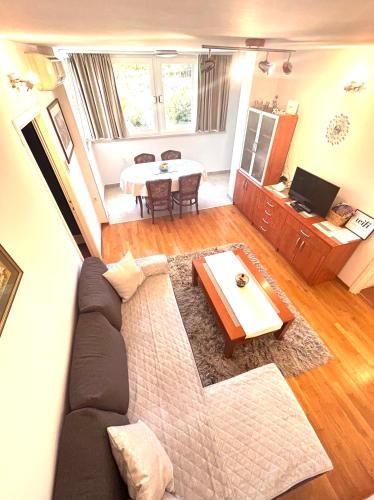 TV a/nebo společenská místnost v ubytování Apartman Fani