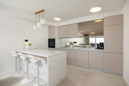 Tanita Luxury Beachfront Apartment