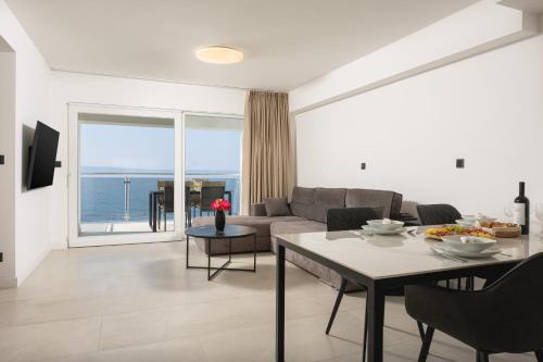 Televízia a/alebo spoločenská miestnosť v ubytovaní Seaside Luxury Apartment Tanita