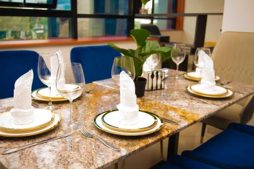 Un restaurante o sitio para comer en Residence Hotel Smart douala