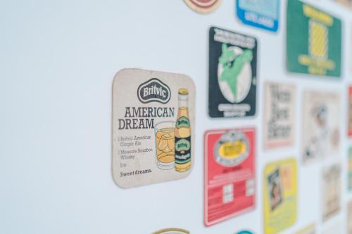 Hough GreenにあるBeautiful 3Bed Home In Chester, Games Room, Smart TV, Long Term Discの冷蔵庫(横にステッカー付)