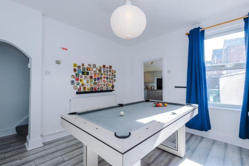 Hough GreenにあるBeautiful 3Bed Home In Chester, Games Room, Smart TV, Long Term Discの青いカーテン付きの部屋のビリヤード台