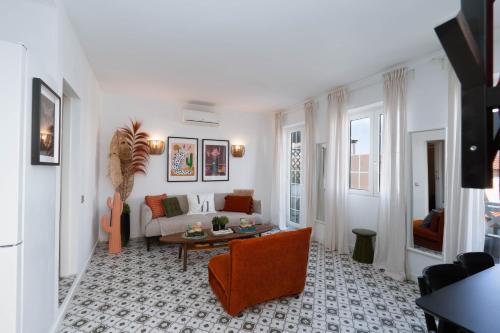 a living room with a couch and a table at Old Village & Prestige in Vilamoura