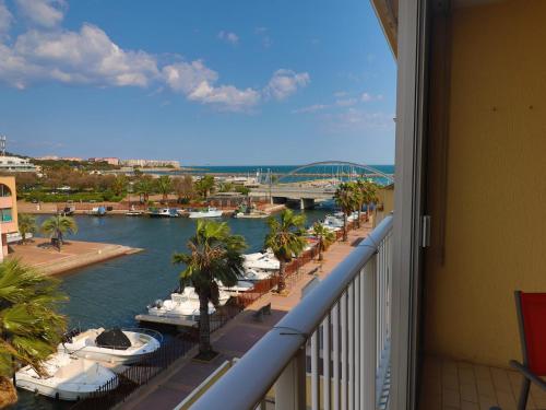 Beau T2 à Sète avec loggia vitrée, vue mer et marina - FR-1-472-131