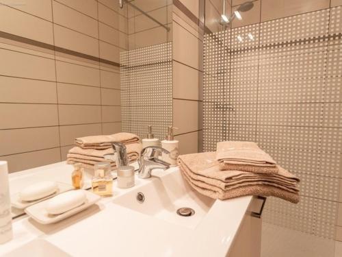 une salle de bain avec un lavabo et un miroir dans l'établissement Chalet élégant au centre de Cauterets avec terrasse - FR-1-812-51, à Cauterets