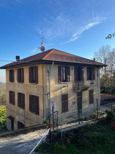 an old house with a fence in front of it at B&B Villa Mirandola in Brunate