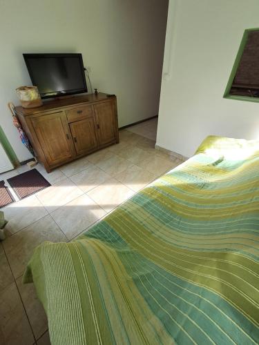 TV a/nebo společenská místnost v ubytování Le Tranqu'Île