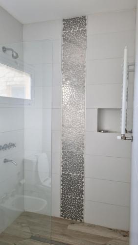 a bathroom with a shower with a glass door at Hermoso duplex a 500m del Paseo de la Costa in Neuquén