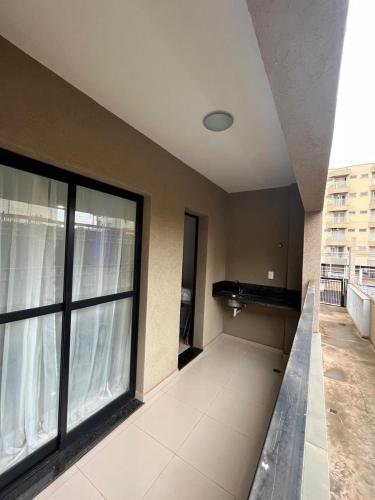 an empty room with a large window in a building at Apartamento próximo agrishow 1 in Ribeirão Preto