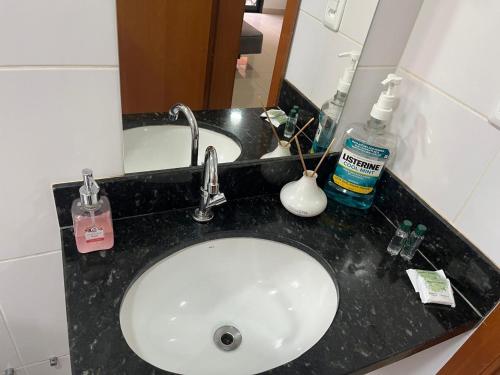 a bathroom counter with a sink and a mirror at Apartamento próximo agrishow 1 in Ribeirão Preto