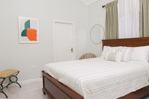 Ένα ή περισσότερα κρεβάτια σε δωμάτιο στο Charming Retreat beach access
