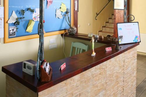 un mostrador de oficina con un escritorio con en Pensiunea Adoro, en Moieciu de Jos