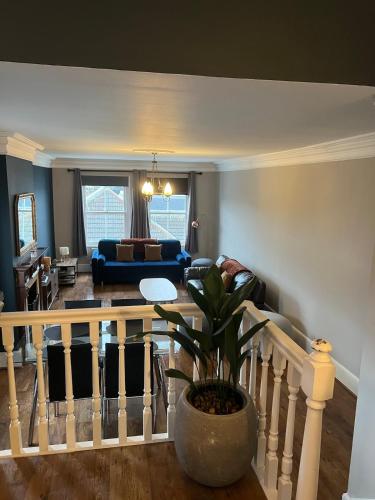 sala de estar con sofá y maceta en Richmond charm cozy apartment, en Richmond upon Thames