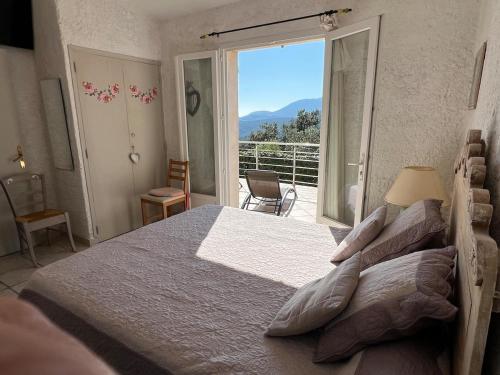 Ένα ή περισσότερα κρεβάτια σε δωμάτιο στο Maison Les Lavandes 4 people - sea and forest view