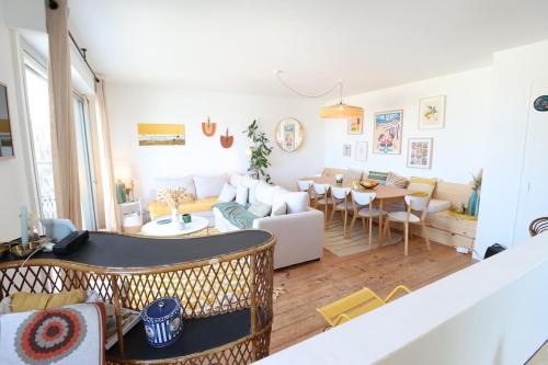 ein Wohnzimmer mit Sofa und Tisch in der Unterkunft Le Petit Paradis By Tranquil At Home in Pornichet