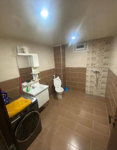a small bathroom with a toilet and a sink at Appartement haut standing in Matriouene