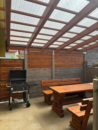 a patio with a picnic table and a grill at Vinný sklep s apartmány u Kvěchů in Bavory