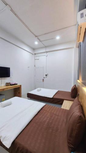 Postel nebo postele na pokoji v ubytování Jonah Hotel
