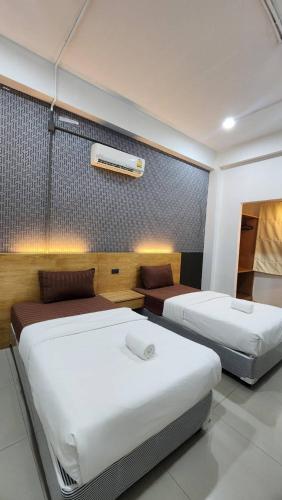 Postel nebo postele na pokoji v ubytování Jonah Hotel