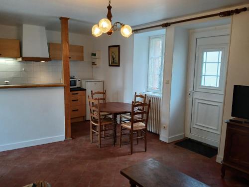 une cuisine et une salle à manger avec une table et des chaises dans l'établissement La maison de Marguerite, à Mont-Saint-Jean