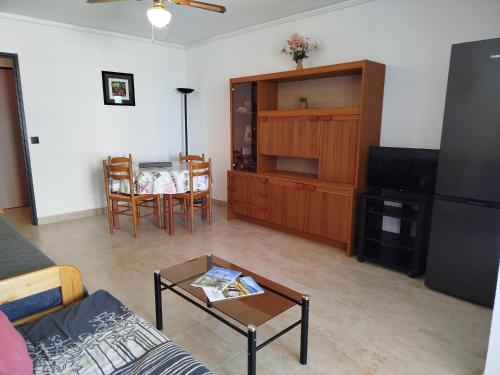 un salon avec un canapé et une table dans l'établissement Plage, commerces et animations pour ce T2 avec parking privatif -5AT30, à Saint Cyprien Plage