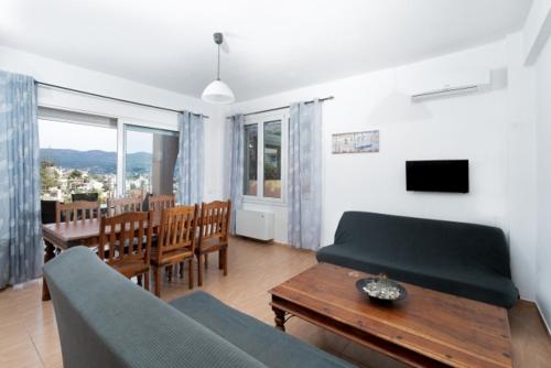 Μια τηλεόραση ή/και κέντρο ψυχαγωγίας στο Spacious house with seaview