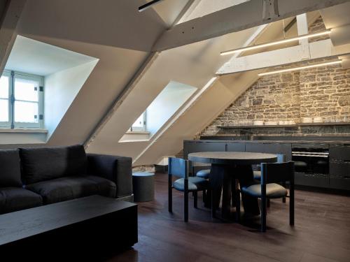 a living room with a couch and a table at Hôtel Maison du Fort in Quebec City