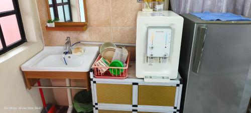 een badkamer met wastafel en wasmachine bij Din others roomstay in Kuala Terengganu