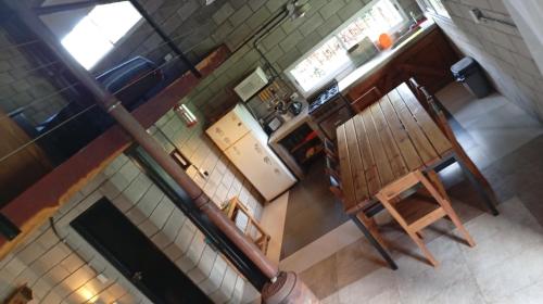 an overhead view of a kitchen with a stove and a counter at Casa Quinta Roen Gral Rodriguez zona oeste in General Rodríguez
