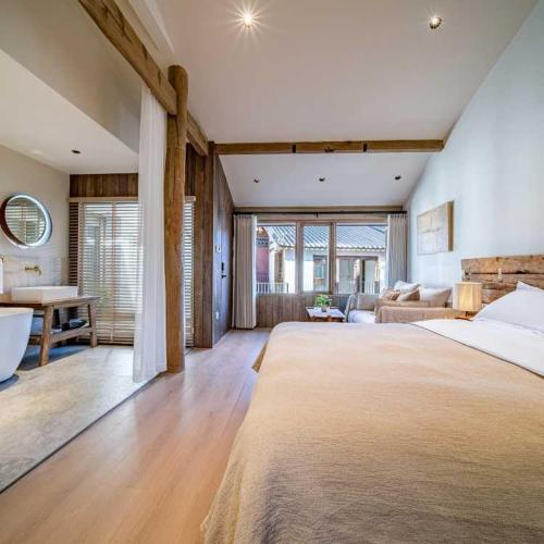 Katil atau katil-katil dalam bilik di Sun Nest Yoga Designer Meisu Lijiang Shuhe Ancient Town Branch