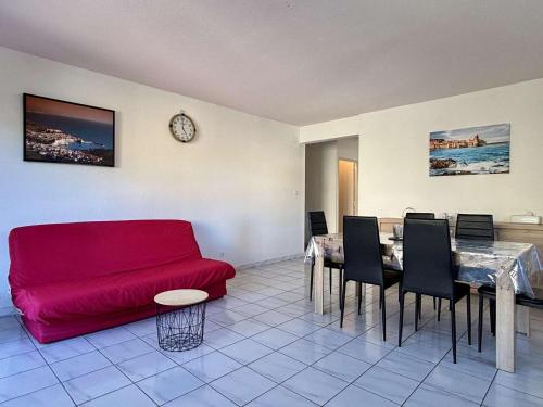 un salon avec un canapé rouge et une table dans l'établissement Appartement en centre-ville avec balcon, garage et animaux admis - Collioure - FR-1-225-705, à Collioure