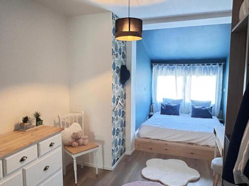 une petite chambre avec un lit et une fenêtre dans l'établissement Chambre luxe avec espace petit déjeuner et travail, à Marmande