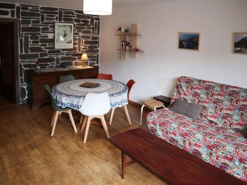 un salon avec une table et un canapé dans l'établissement Appartement 6 pers rénové skis aux pieds, Les Orres - FR-1-322-568, aux Orres