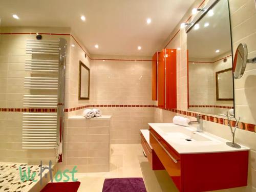 une salle de bain avec un lavabo, une douche et un miroir dans l'établissement Régina - Pays Basque - KP - Beautiful loft with ocean view - Parking, à Biarritz