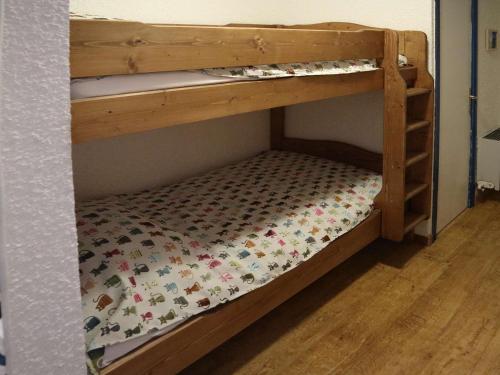quelques lits superposés dans une chambre dans l'établissement Appartement 6 pers rénové skis aux pieds, Les Orres - FR-1-322-568, aux Orres