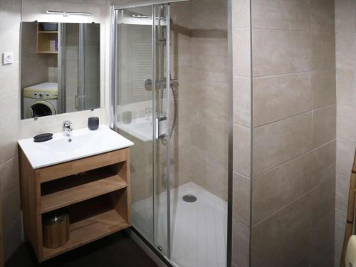 une salle de bain avec douche et lavabo dans l'établissement Appartement 6 pers rénové skis aux pieds, Les Orres - FR-1-322-568, aux Orres